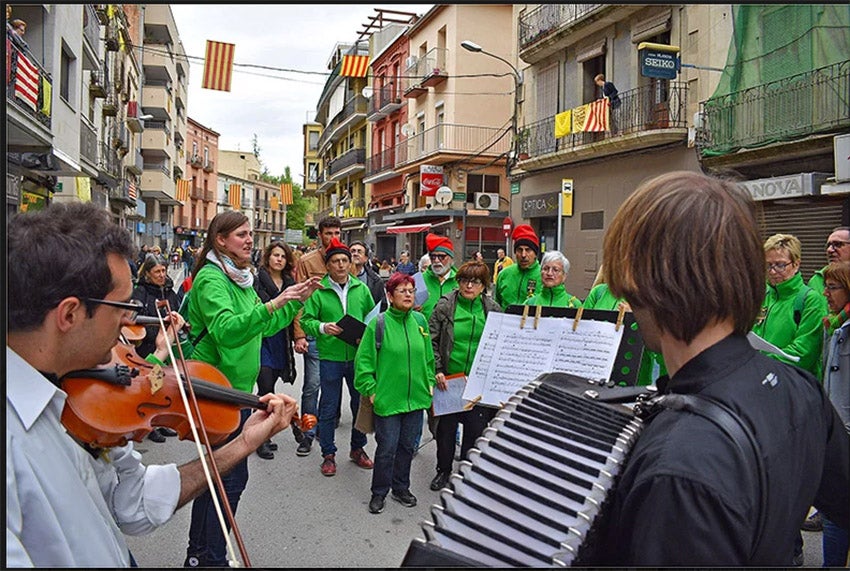 Actuació de la colla caramellaire La Llanterna, el 2019