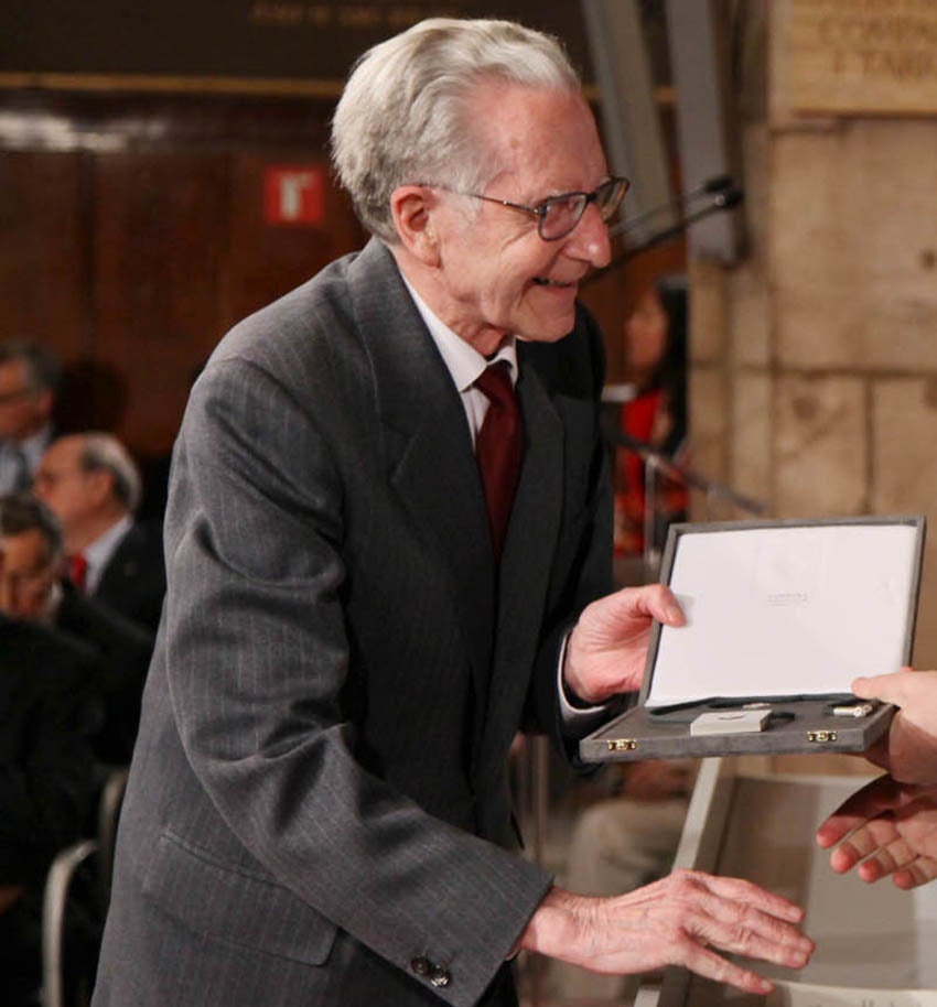 Manuel Oltra rebent la Creu de Sant Jordi el 2010