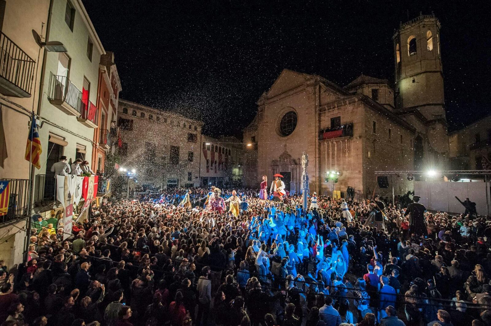 La Nit del Tararot converteix la plaça Major en un esclat de la cultura popular