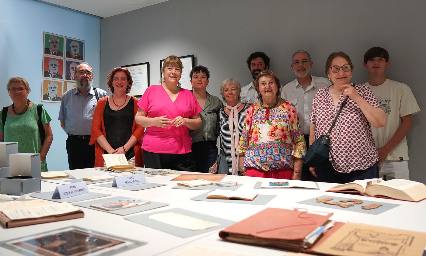 La consellera Natàlia Garriga i Adelaida Moya, acompanyades de les famílies que han cedit el fons