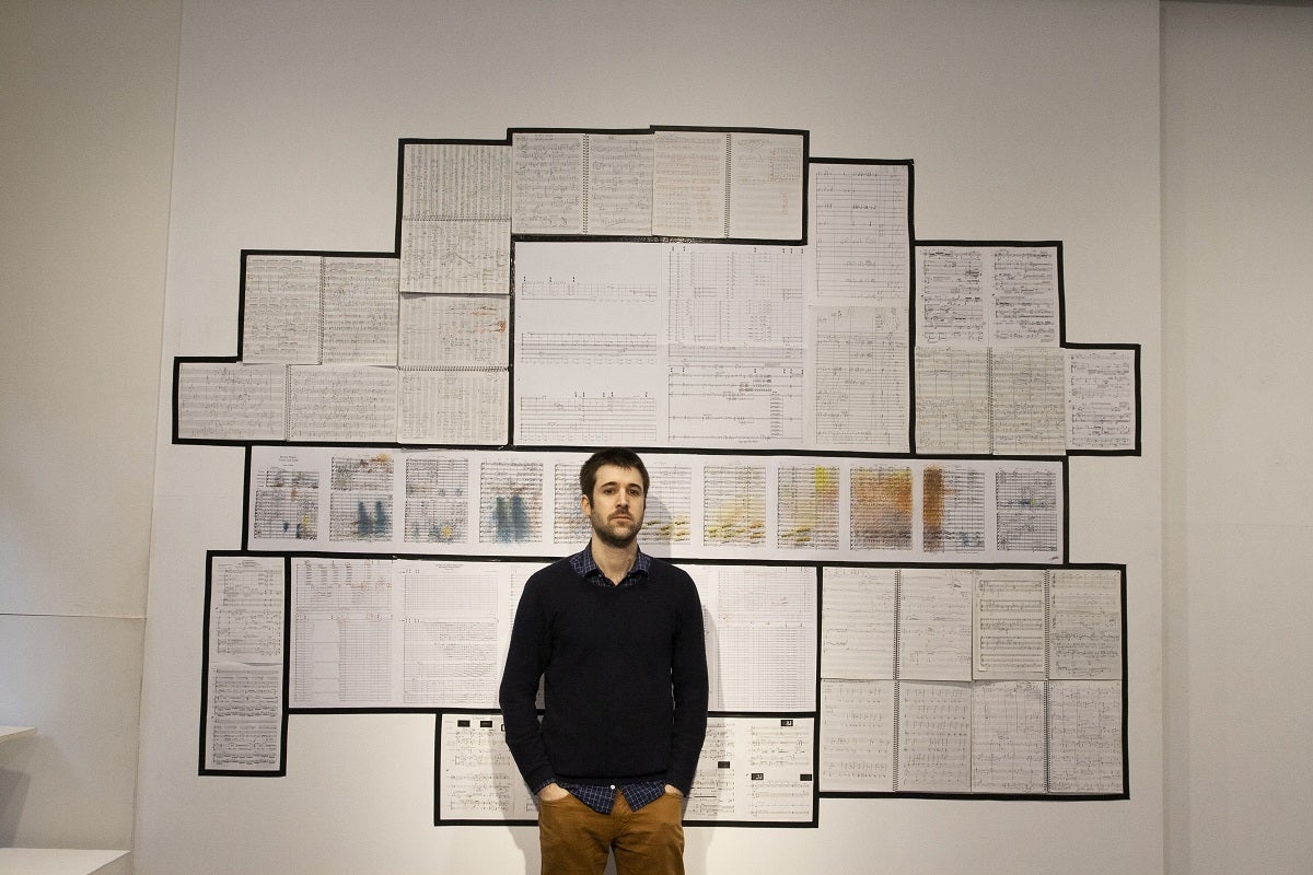 Joan Gómez Alemany davant algunes de les seues partitures gràfiques