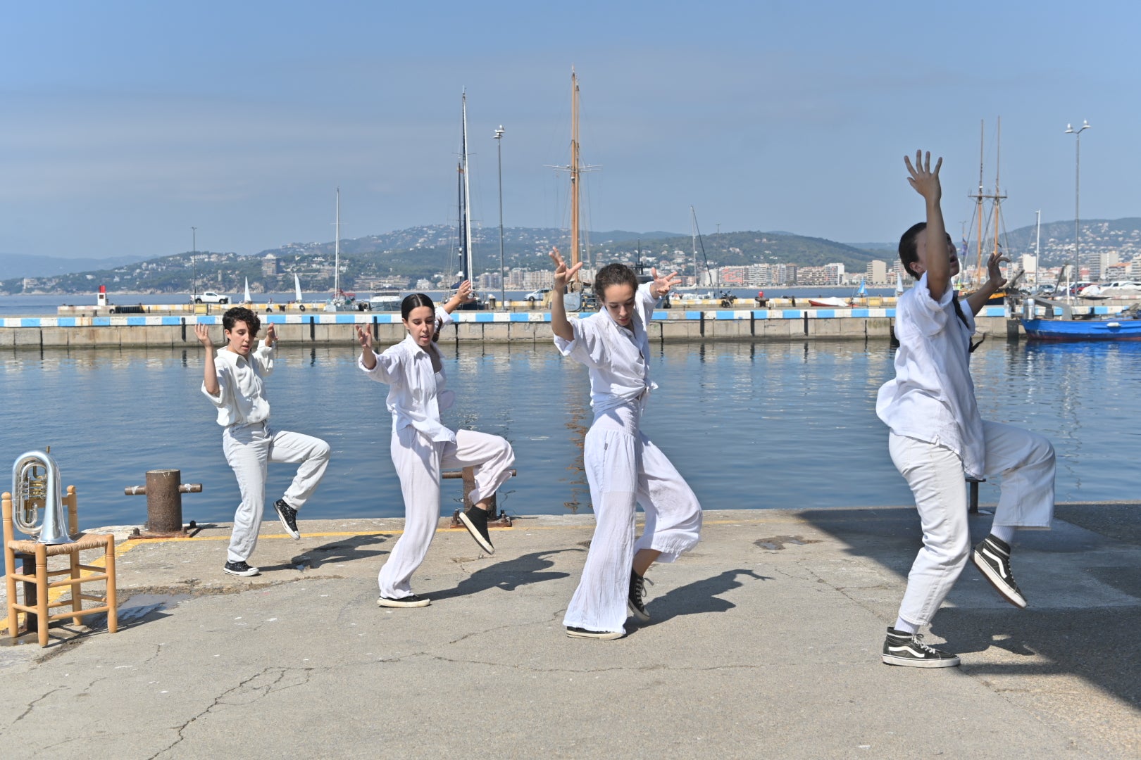 La reconeguda companyia de dansa Cobosmika actuarà conjuntament amb la Cobla Sant Jordi i el dj rossellonès Ralph Dumas.
