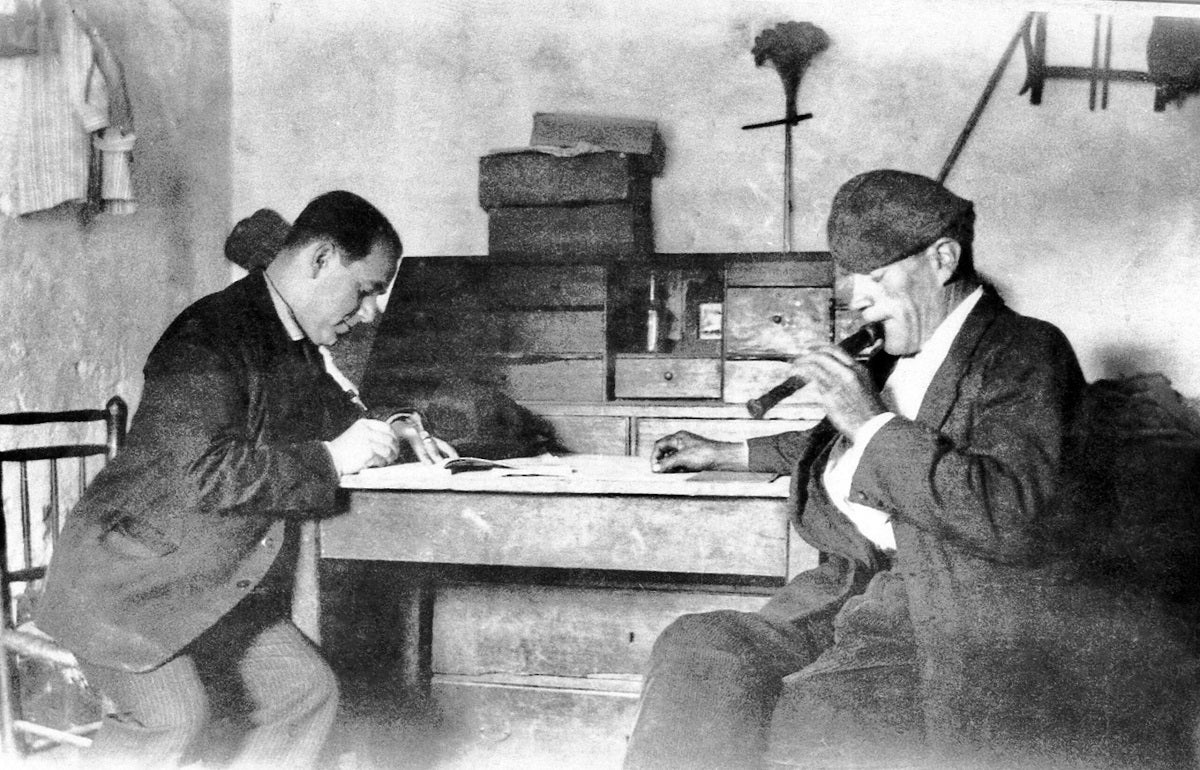 Joan Tomàs i Parés recollint les melodies del flabiolaire Bonaventura Gili Reig (a) Ventura, Viladrau 2/10/1927. Missió núm. 28 de l’OCPC.