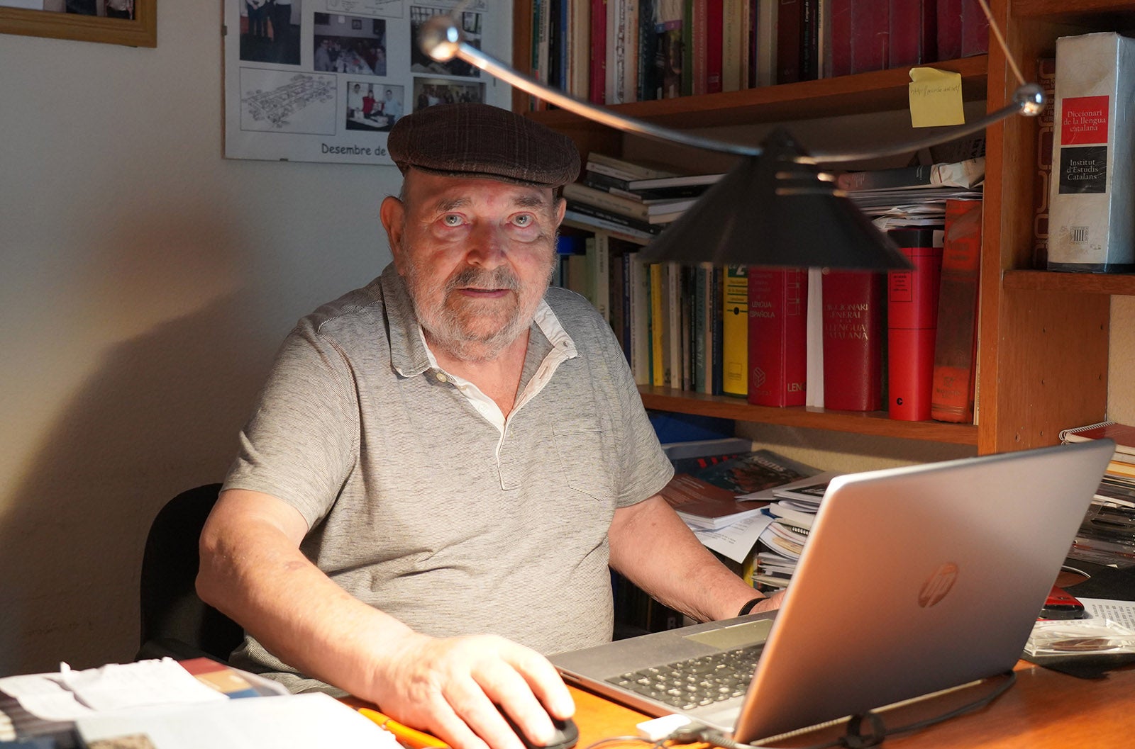 L'escriptor peramolí Josep Espunyes al seu despatx a Barcelona