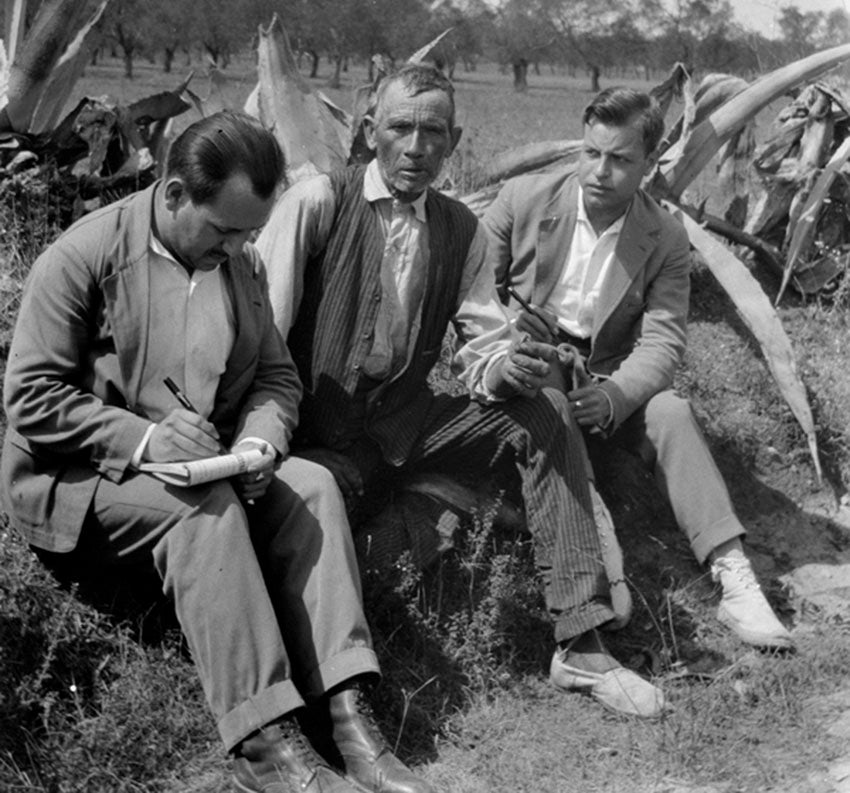 Joan Tomàs i Lluís Millet recollint cançons d’un cantaire