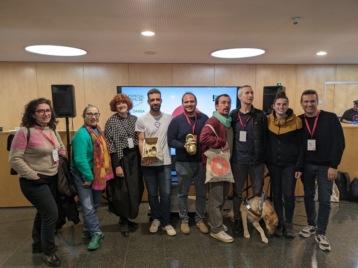 Moment de la recollida del premi. D’esquerra a dreta: Pia mazuela (Dansa Metropolitana), Àngels Margarit (Mercat de les Flors), Tena Busquets (Festival Sismògraf d’Olot), Pere Seda (Ballarí i Coreògraf Menció Especial al Premi Delfí Colomé), Carles Janer 