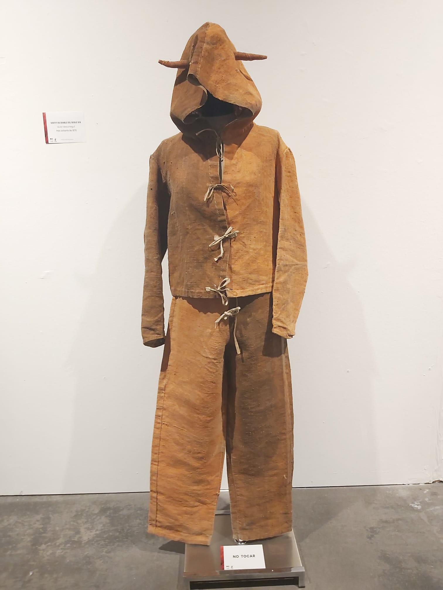 Vestit de diable arlequinat, cap el 1870. Sortien a la comparsa de diables a l'Arrivo del Carnestoltes.