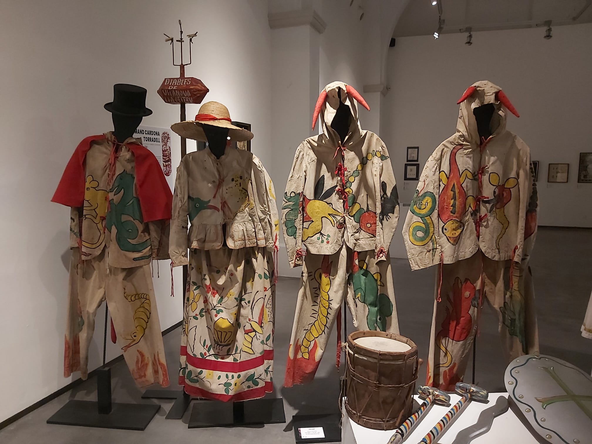 Vestits del 1947, d'Enric Cristòfol Ricart.