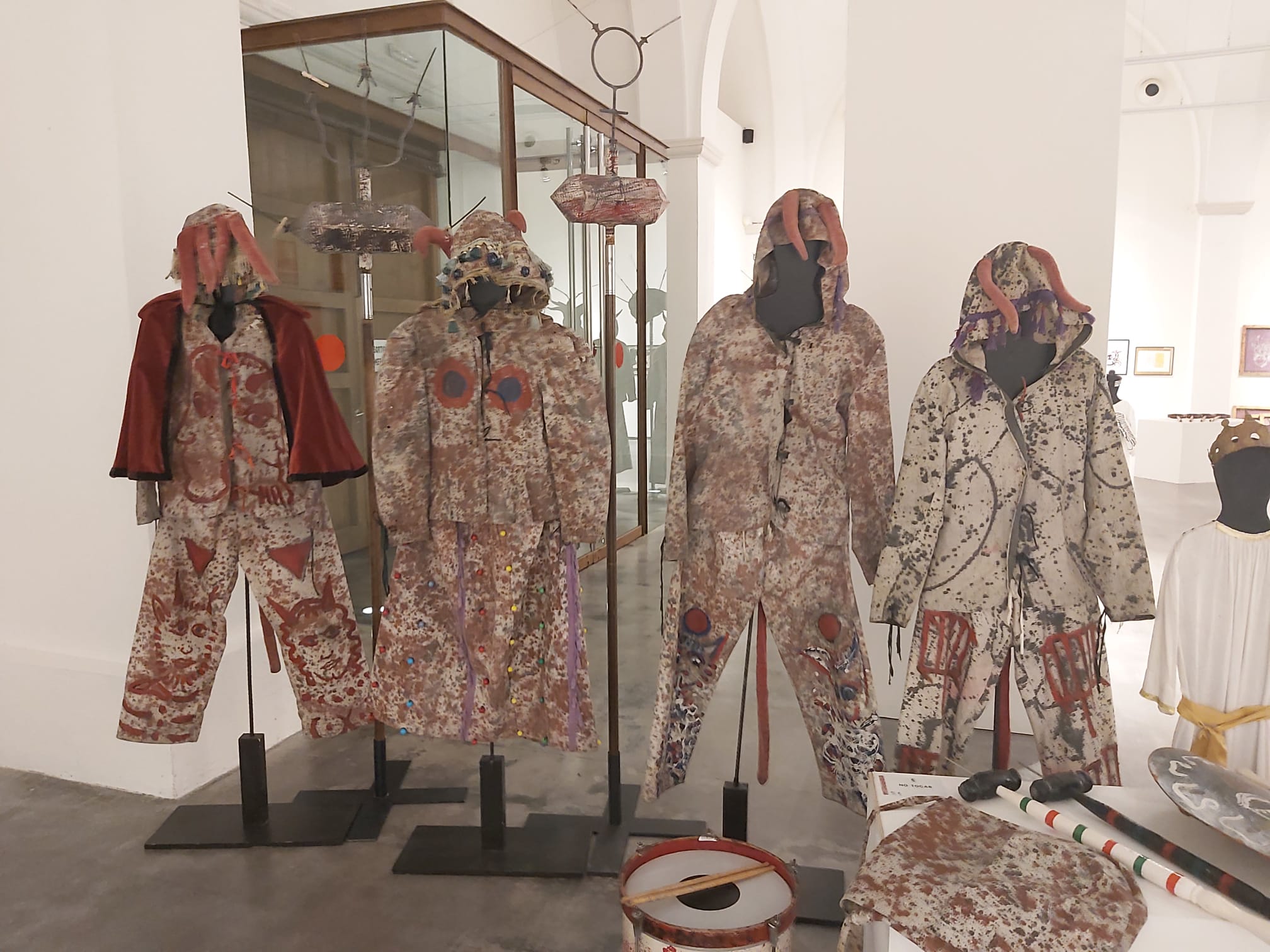 Vestits del 1980, d'Armand Cardona.