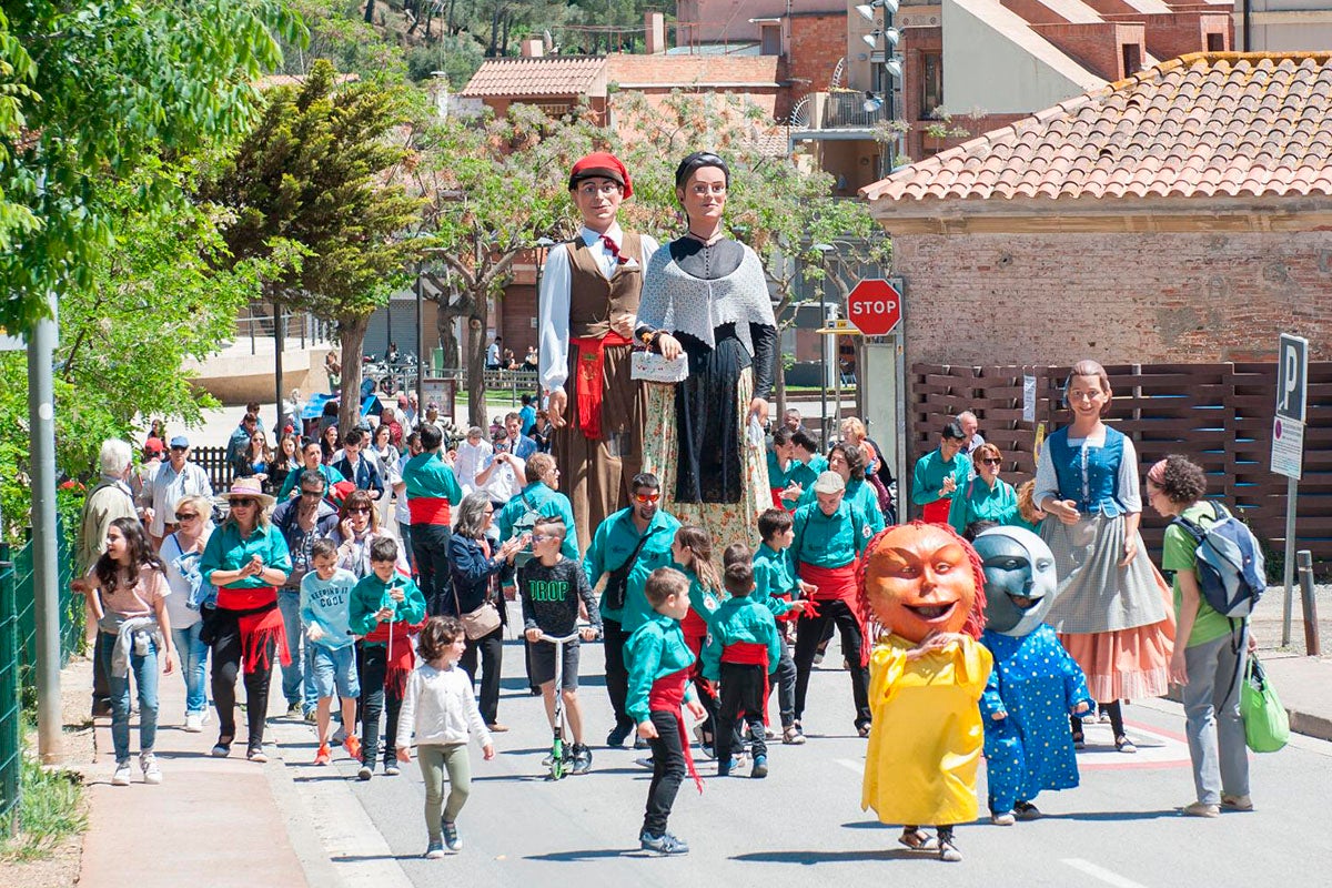 Els gegants de Sant Climent, Climent i Roser, acompanyats dels capgrossos | Foto: wwww.fotovideotorras.com