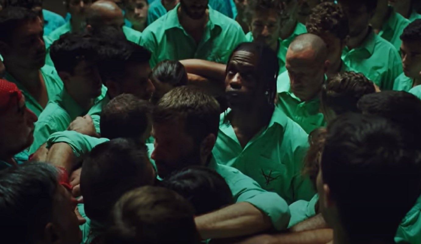 Travis Scott amb la camisa dels Castellers de Vilafranca | Youtube - Travis Scottt