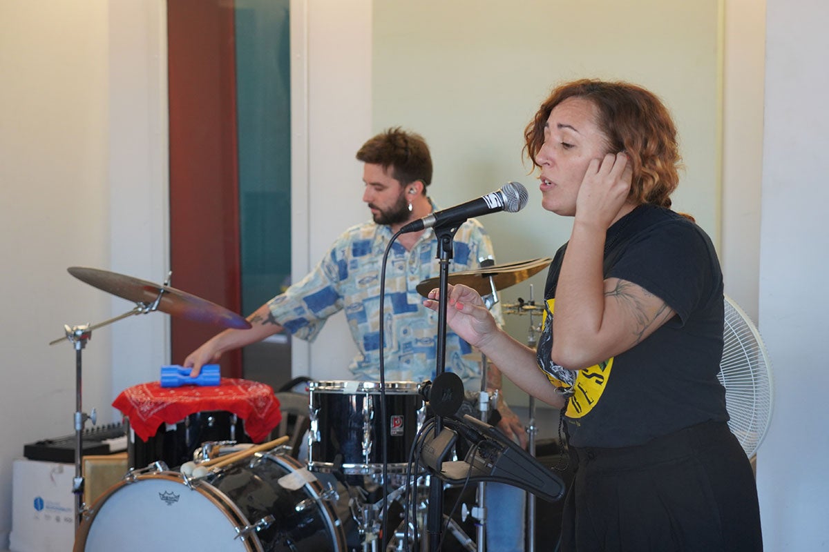 Un dels noms de la Fira serà Joana Dark (Ariadna Rulló), qui presentarà 'Lo Secà', un treball que reinterpreta melodies tradicionals de segar i la terra / Foto: Elena Calzada