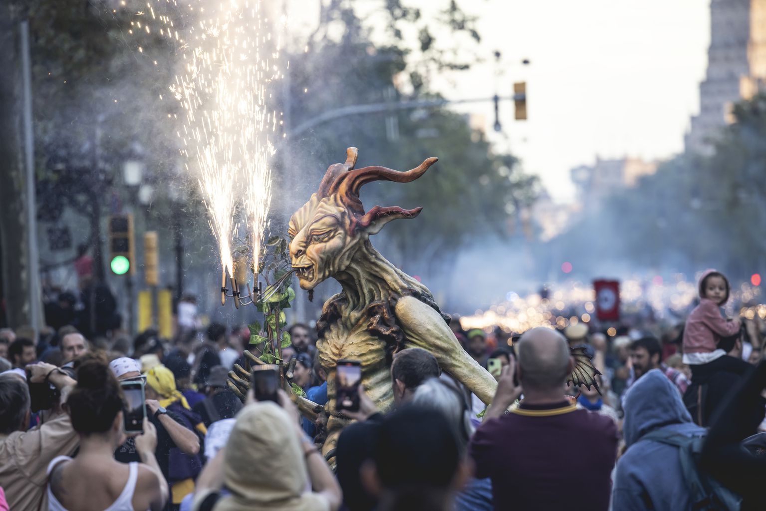 Follet Nébula de la Trinitat Vella participant en el Correfoc de la Mercè 2022, recorrent el passeig de Gràcia AJUNTAMENT DE BARCELONA