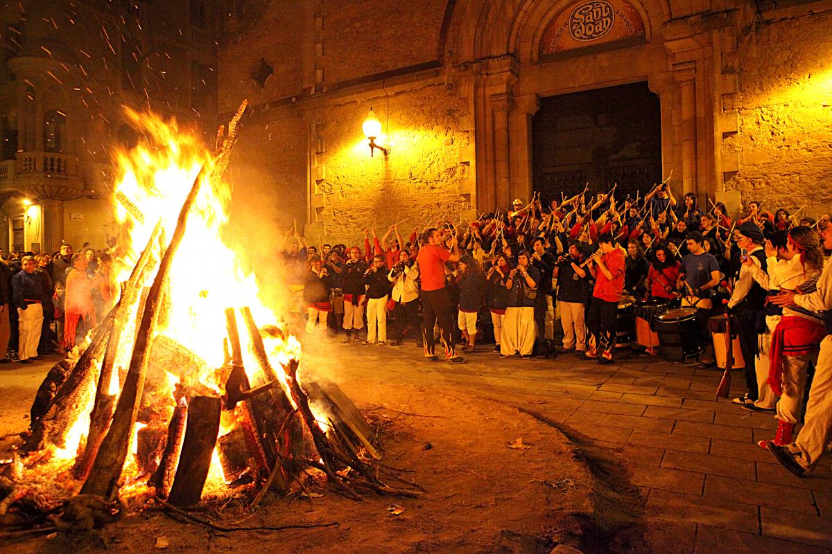 S'encendran foguerons a la plaça Virreina i del Diamant, i a una dotzena més de places i carrers │ Foto: Fundació Festa Major de Gràcia