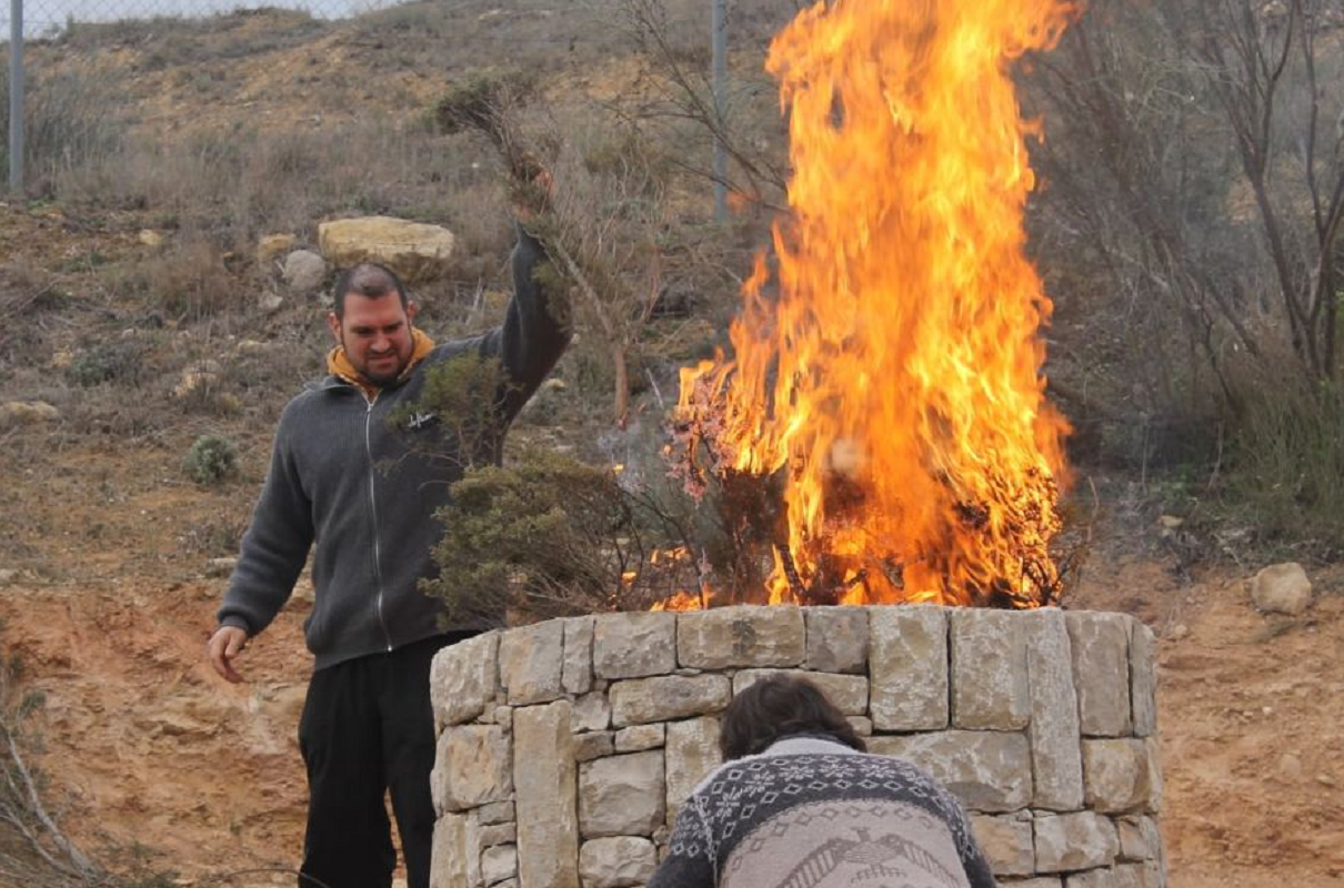 Encesa d'un forn d'oli de ginebre a Riba-roja d'Ebre | Ebreactiu.cat
