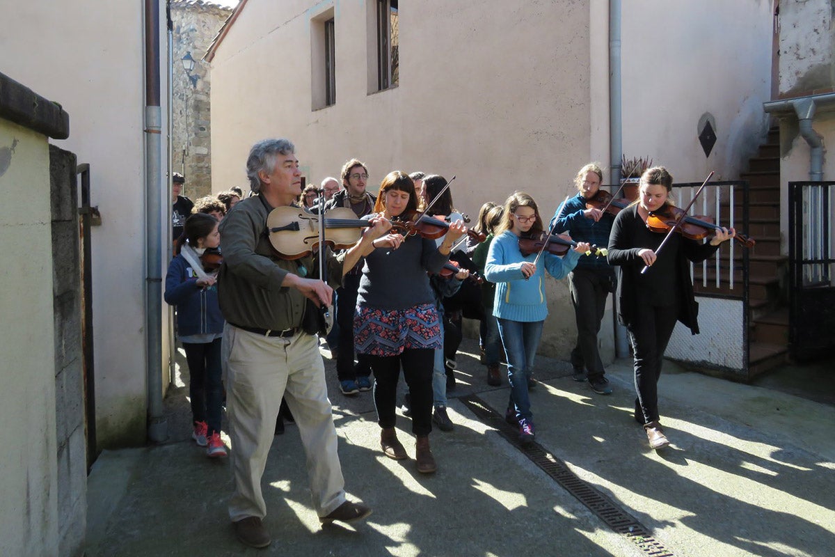 Els violins i les músiques tradicionals omplen els carrers d'Argelaguer per La Violinada │ Foto: Marta Ib Fuentes