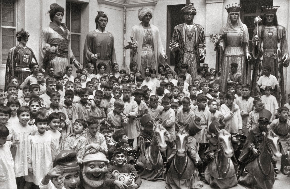 Els gegants i altres comparses de la imatgeria municipal, com els cavallets i els capgrossos, durant els dies de la Festa Major, duien a terme diferents sortides, tant pels carrers com fent visites a l'hospital i també a la Llar de Sant Josep i a la Casa de la Misericòrdia.  GÓMEZ VIDAL / AML - FONS JESÚS PELEATO