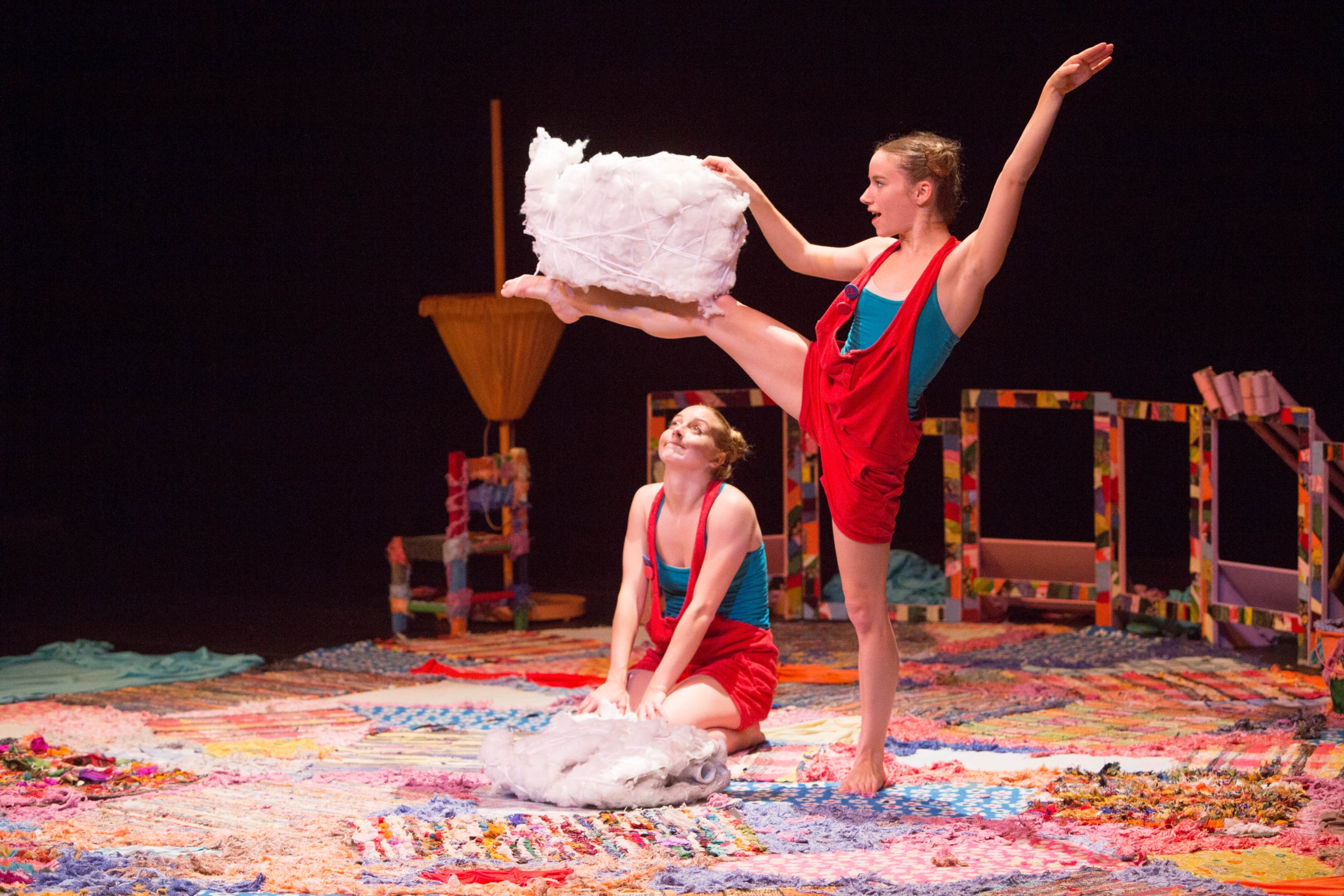 ALMAZUELA, a càrrec de la Cia. Roberto G. Alonso, un espectacle pensat per als espectadors més petits