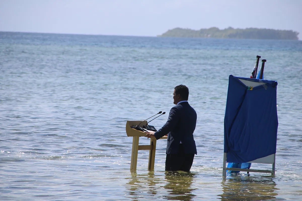 El ministre d'Afers Exteriors de Tuvalu, Simon Kofe, es va adreçar a la COP26 des de dins de l'aigua per simbolitzar la situació desesperada del seu país | Ministeri d'Afers Exteriors de Tuvalu
