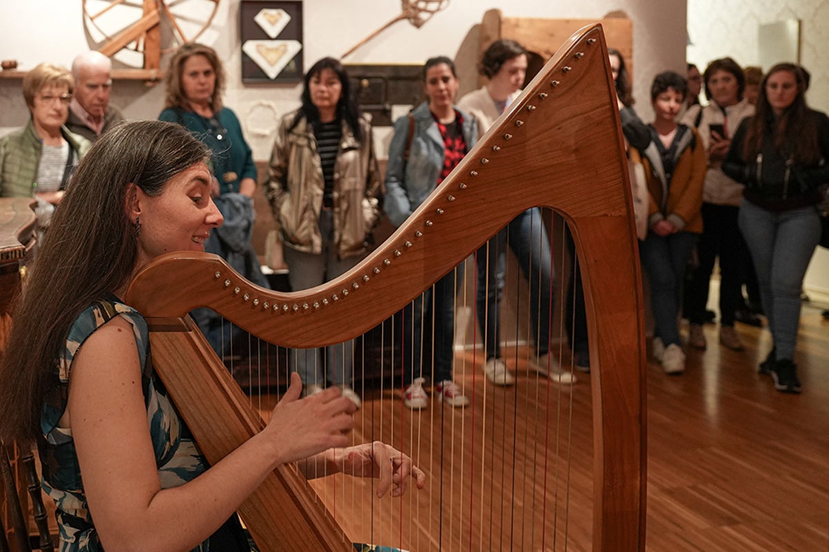 Visita musicada a l’exposició 'Tros de dona', del Museu Terra