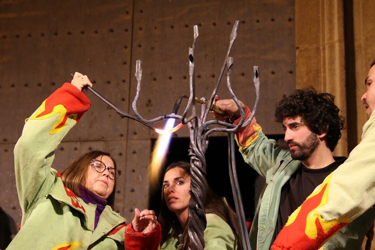 Elaboració d’una peça de forja per recordar els  Diables de l’Espluga de Francolí que han mort, gener del 2024 | Foto: Aleix Valero / EFMR.cat