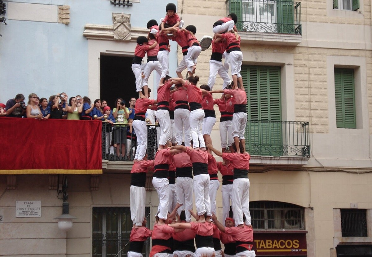 La Colla Vella Xiquets de Valls en una actuació a la Vila de Gràcia