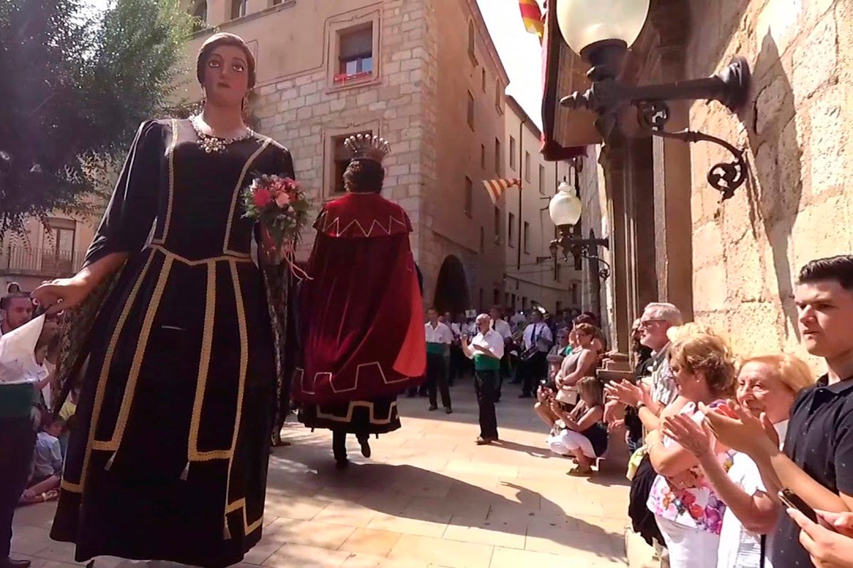 Els Gegants de Montblanc ballant l’‘Amparito Roca’ per festa major