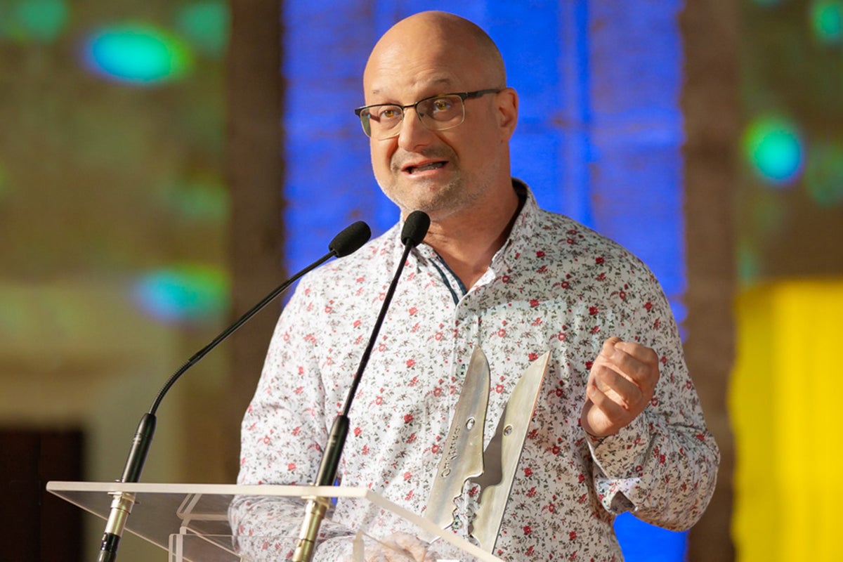 L'autor, amb el premi Bernat Capó de difusió de la cultura popular │Foto:  L’ETNO 