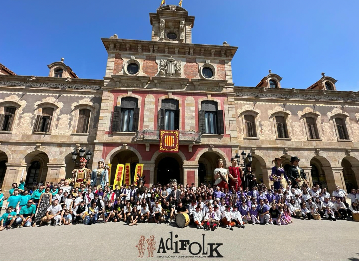 Adifolk organitza al Parlament de Catalunya en plena celebració de la Diada nacional la IV Mostra de Cultura Popular