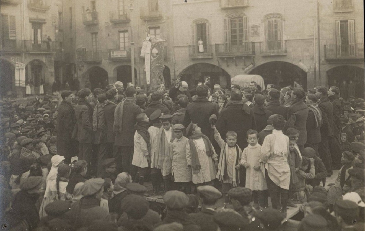 Actuació de l'Orfeó Muntanyenc a la plaça Major de Vic (1918) | Centre Documentació de l'Orfeó Català
