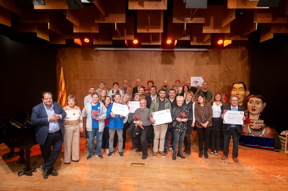 Foto de família dels guanyadors i autoritats dels VII Premis Antoni Carné │ Foto: Jordi V. Pou 