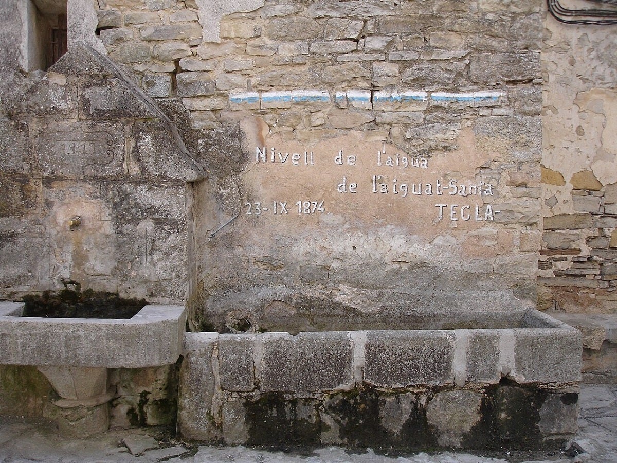 Antiga marca sobre l'aiguat de Santa Tecla a Conesa
