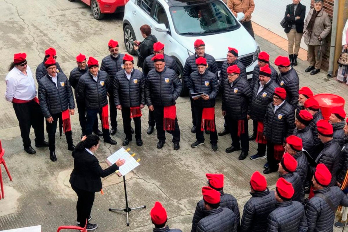 Actuació de la Massa Coral dels Cantaires de Juneda durant les caramelles de Pasqüa 