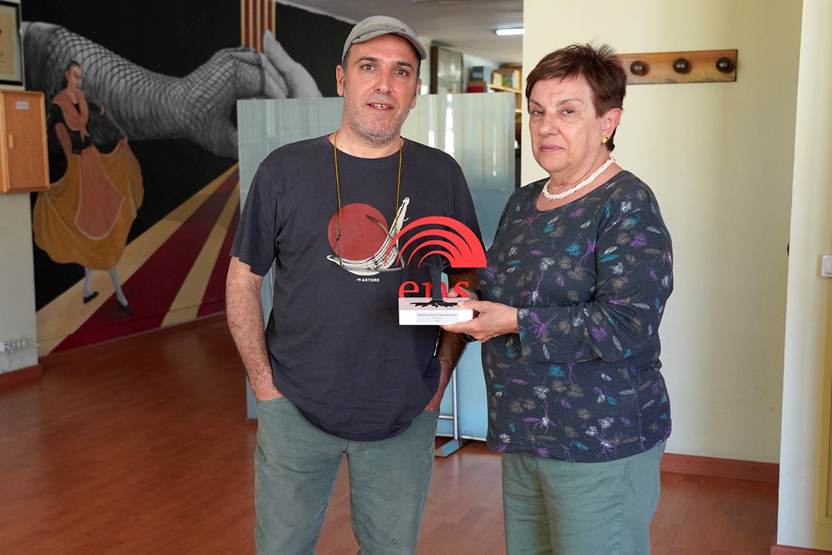 Manel Carrera rebent el guardó de mans de Rosa M. Provencio, presidenta de l'ENS