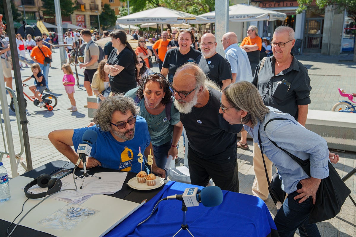 L'equip del FTF celebrant els seus 35 anys d’emissió. En la jornada Lúdico Bestial, el 15 de setembre de 2024, a la plaça Comercial de Barcelona