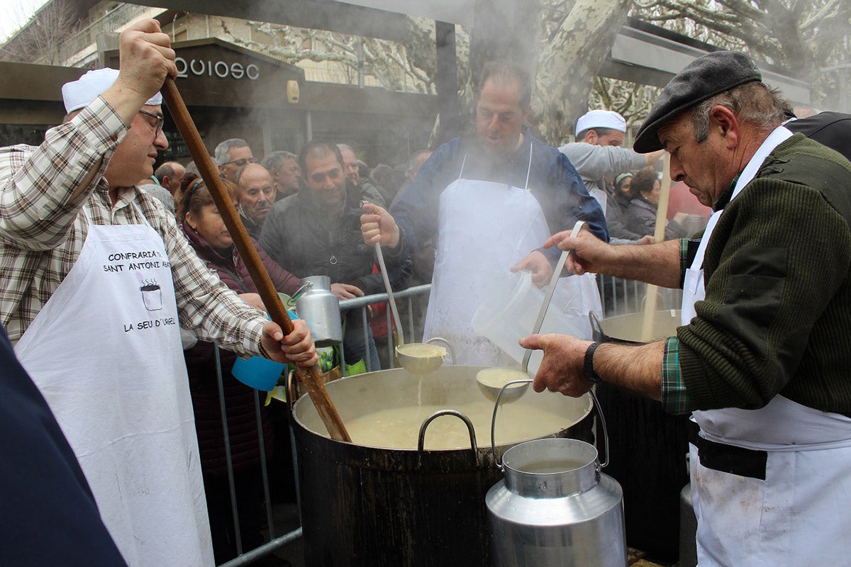 L'escudella de la Seu es prepara en cinc grans calderes i es fan servir més de tres mil quilos d'ingredients