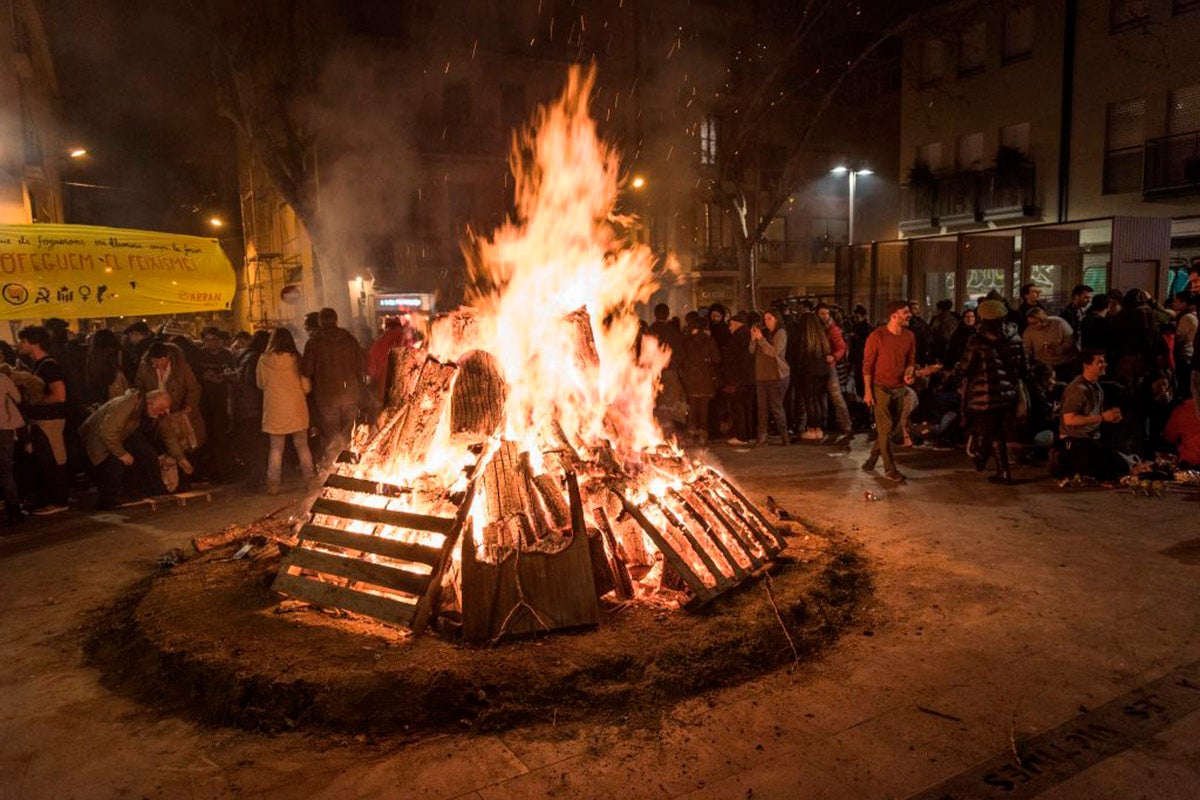 La nit de 25 de gener s'encendran una dotzena de foguerons