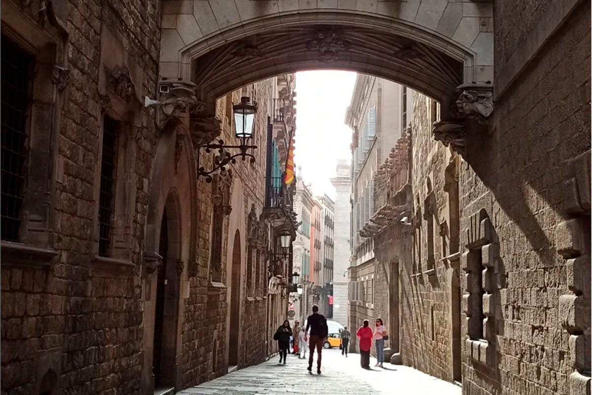 Carrer del Bisbe, en el barri Gòtic de Barcelona