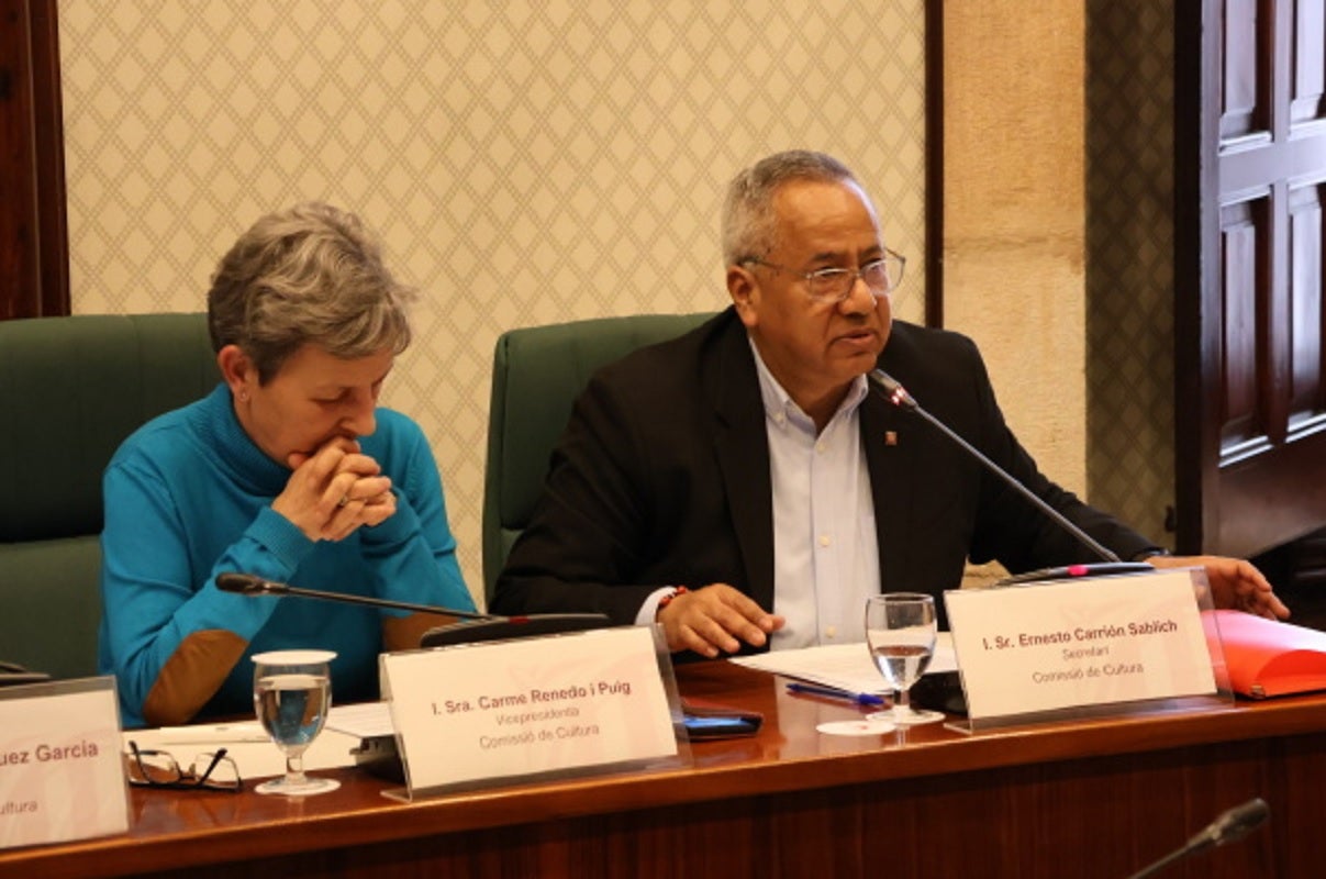 Lectura de la declaració de suport per part d'Ernesto Carrión, secretari de la Comissió de Cultura | Parlament de Catalunya