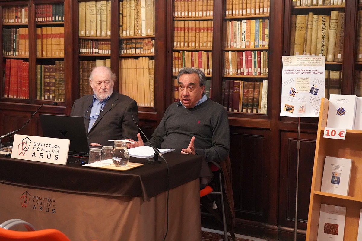 Albert Lecina i Antoni Bou, en la presentació de la Biblioteca Maçònica Catalana, en la Biblioteca Arús de Barcelona