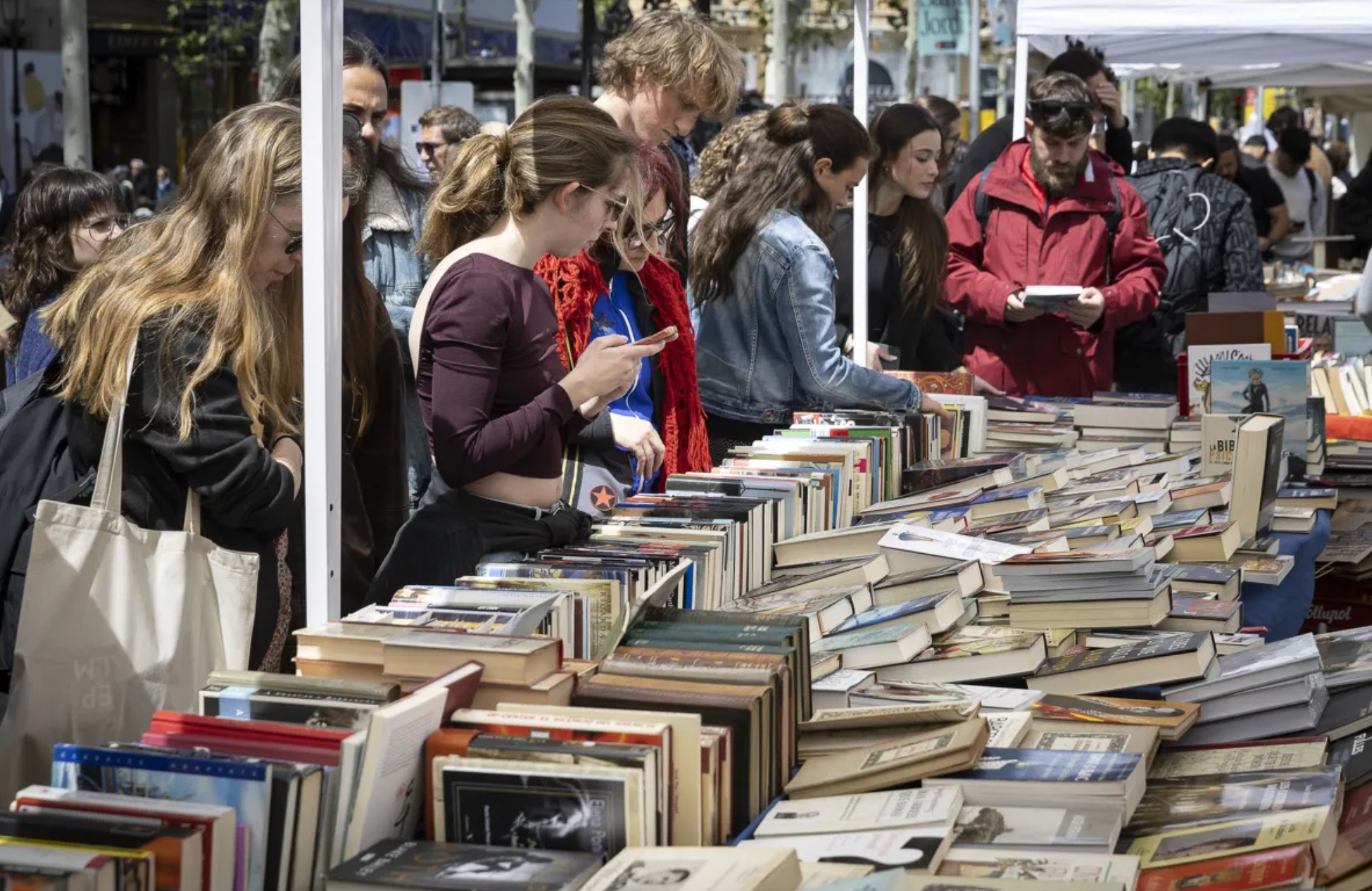 Una parada de llibres al passeig de Gràcia per Sant Jordi / Jordi Play
