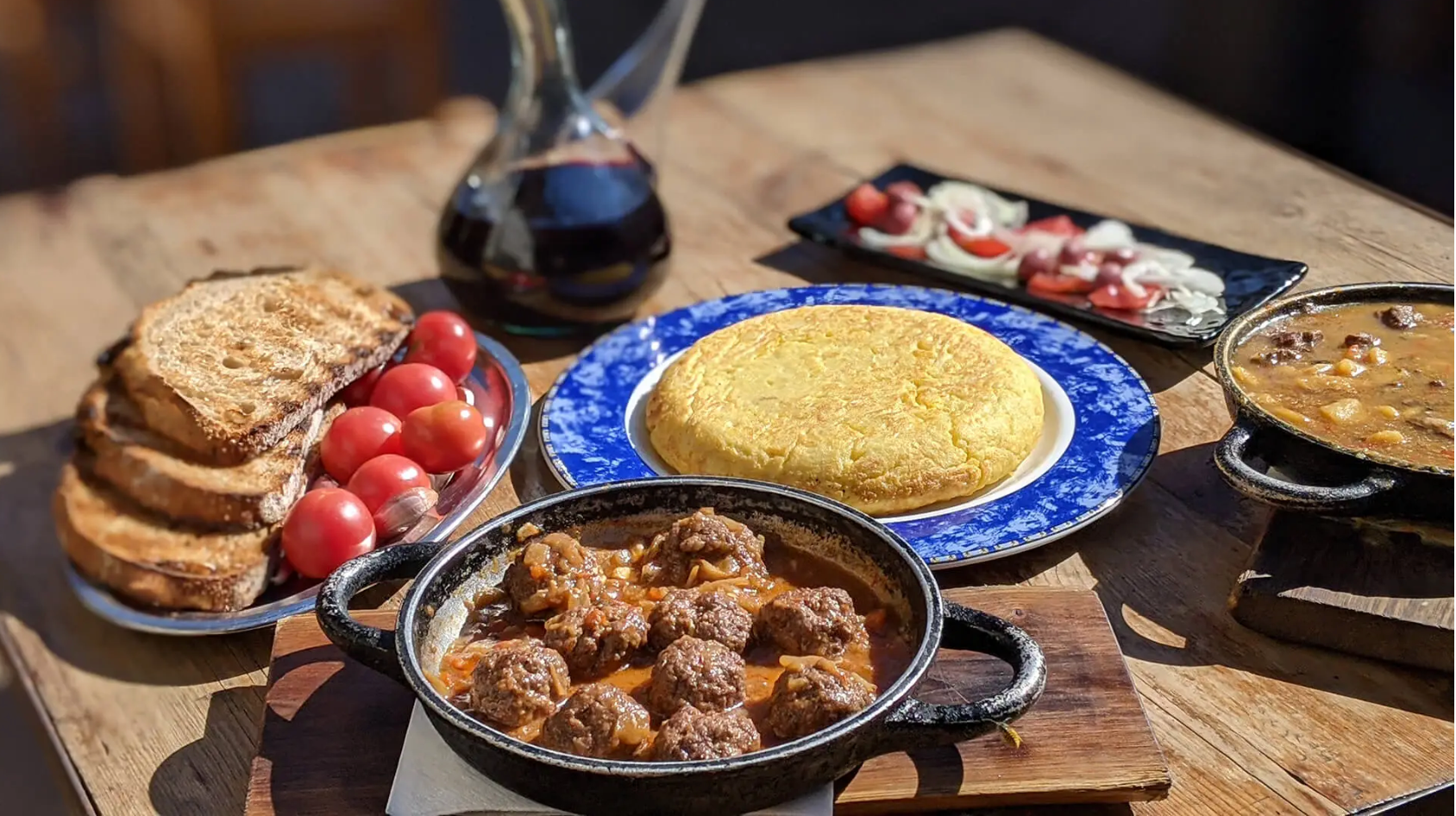 Un assaig sobre l’esmorzar de forquilla, amb les receptes més emblemàtiques i un directori dels millors bars i restaurants