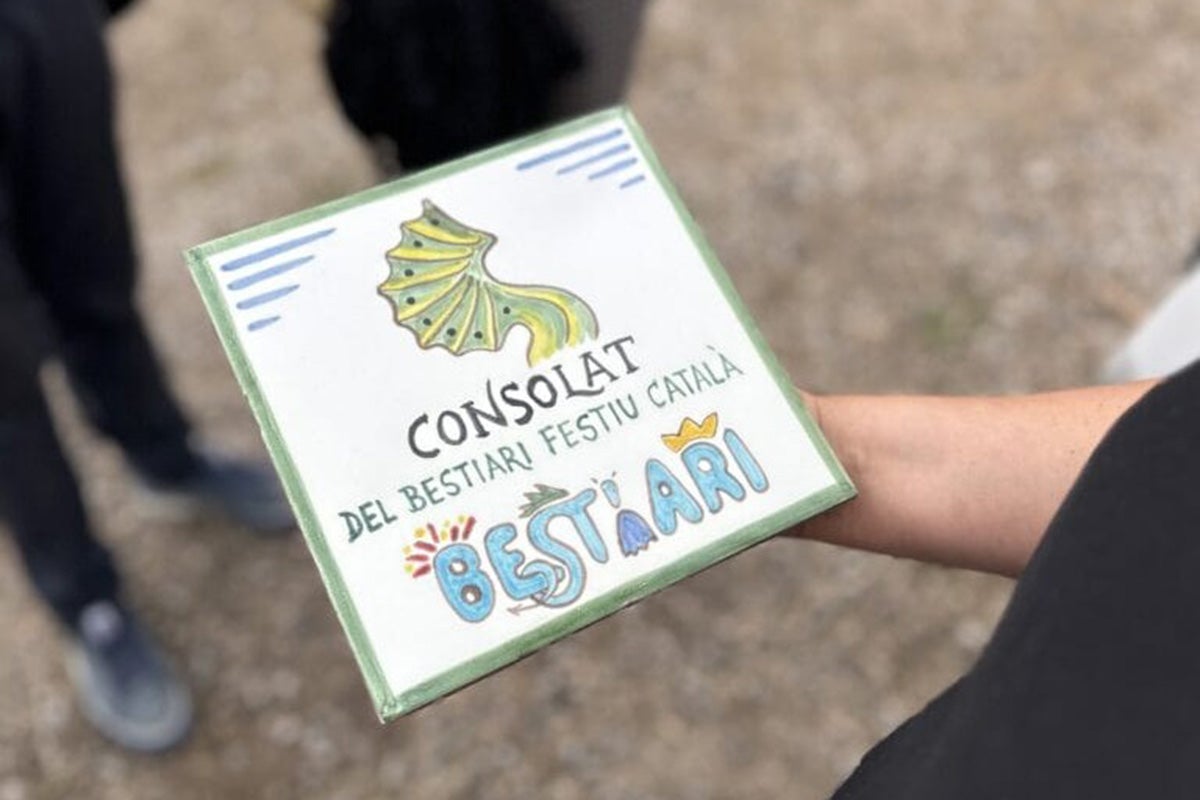 Placa identificativa del Consolat del Bestiari Festiu Català