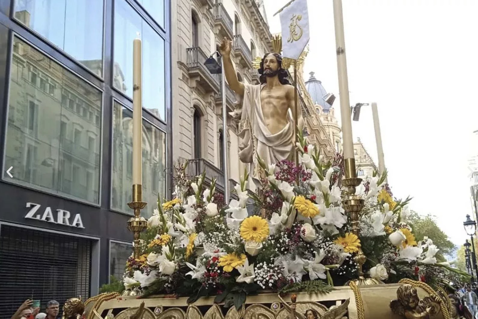 Una processó a Barcelona passant pel portal de l'Àngel