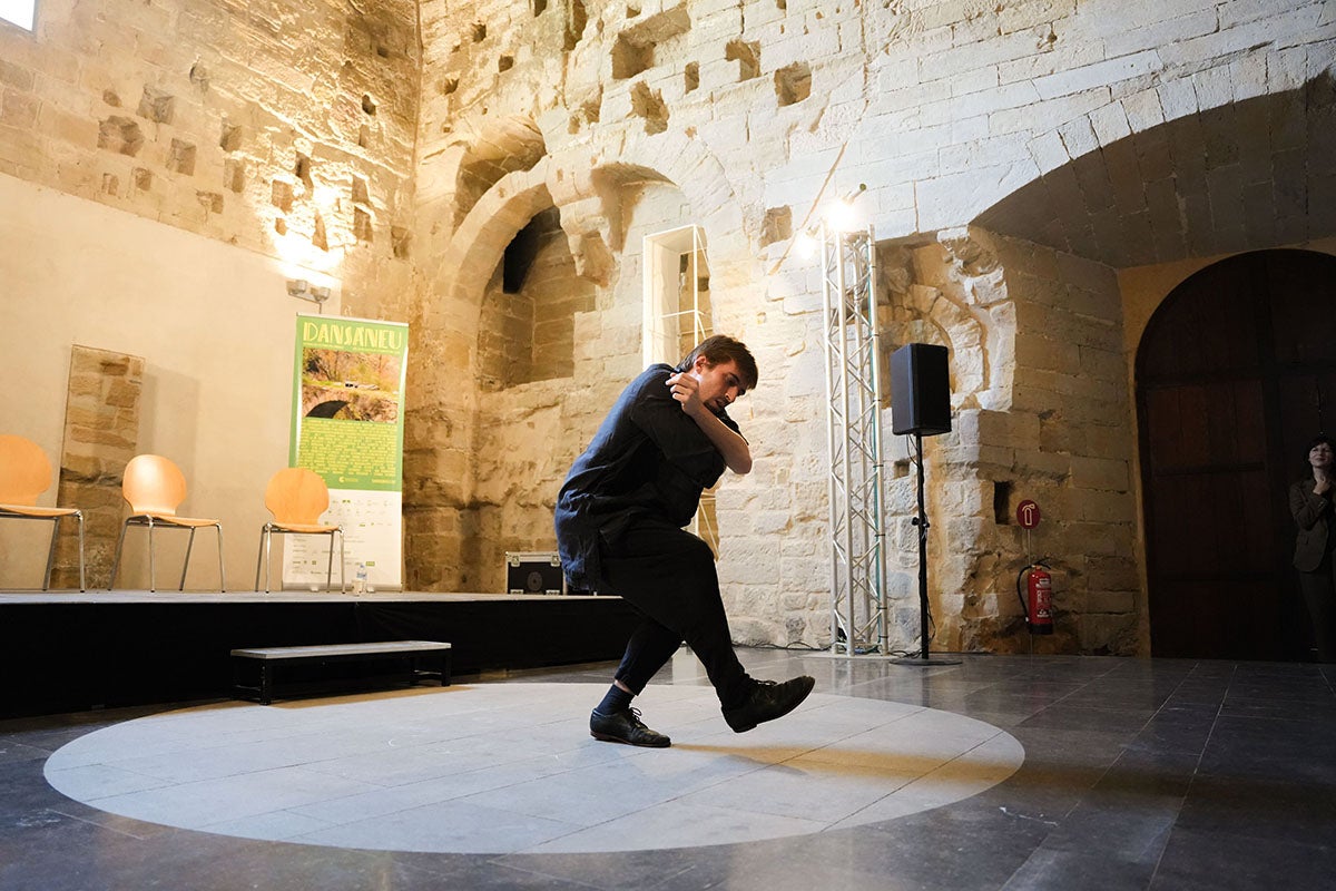 Actuació d'Aleix Martínez, durant la presentació del festival a la Seu Vella de Lleida / Foto: Dansàneu