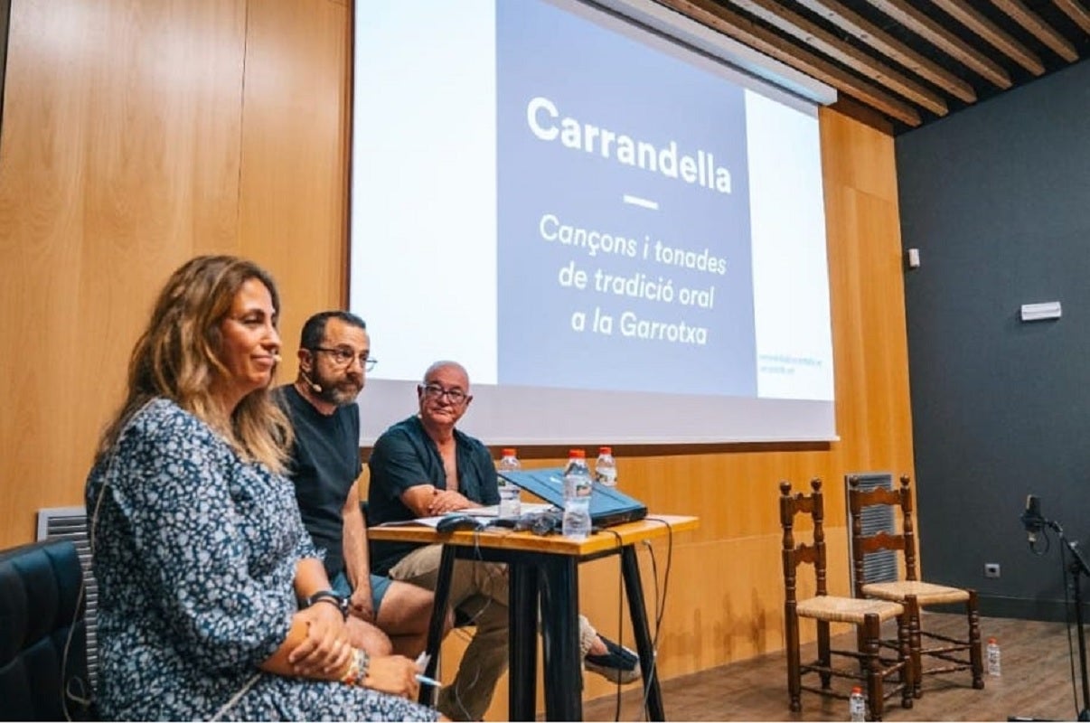 Presentació de Carrandella al Centre de Cultura i Natura Can Trona de la Vall d’en Bas, amb Mònica Pont, Albert Massip (Càntut) i Josep Garcia (Grup de Recerca Folklòrica de la Garrotxa).