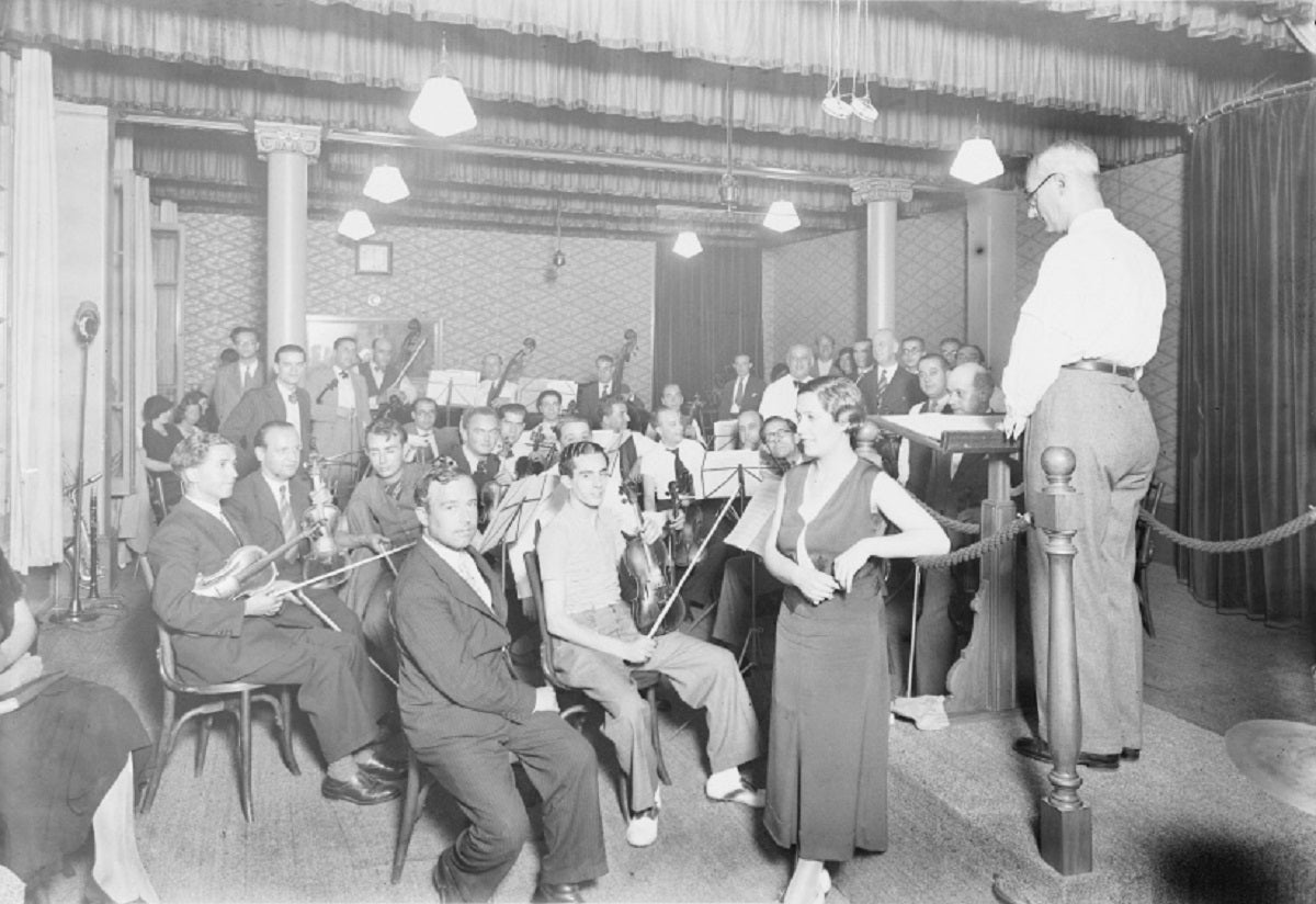 Baltasar Samper, a la dreta, dirigint l'Orquestra de la Ràdio Associació de Catalunya (1933-1935) | ANC (Brangulí)