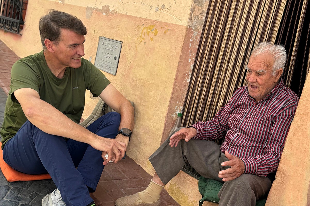  Jordi Raül Verdú (esquerra), complilant rondalles a Fageca (El Comtat)