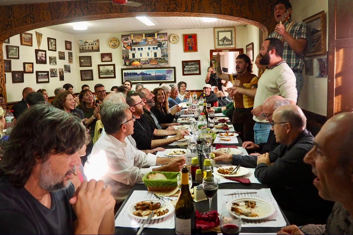 Dinar de cantadors i cantadores al Càntut