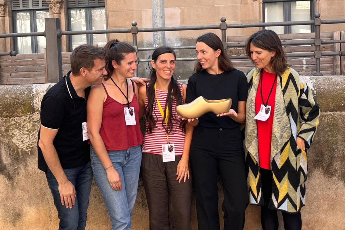 Ester Guntín (centre), amb l’esclop que identifica el guanyador del Premi. Amb Núria Feixas, (Ésdansa), Jordi Fosas (Fira Mediterrània), Giulia Poltroneri (Festival Dansa Metropolitana) i Rut Martinez (Dansàneu) 